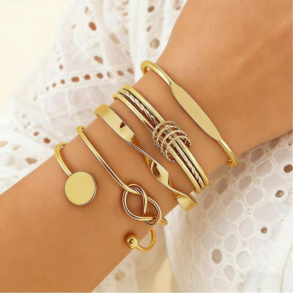 Conjunto de Pulseras de Aleación Dorada Estilo Étnico para Mujer - Colección de Pulseras Retro de Diez Piezas