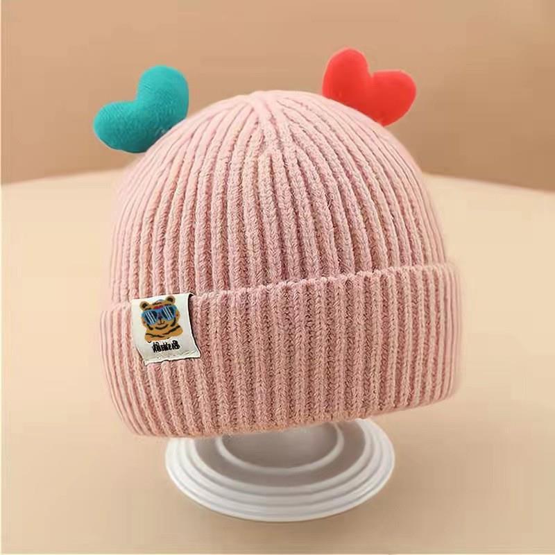Super cute thickened baby hats for boys and girls, autumn and winter adorable children's hats, heart-shaped hats, Korean style warm trendy baby hats