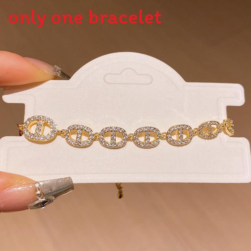 

Geometric Zircon Pig Nose Bracelet With Cubic Zirconia For Women Gift золотой