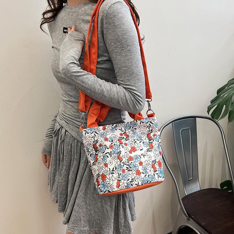 Sommerliche Nylon-Beuteltasche mit Vintage-Blumenmuster, Schultertasche, Umhängetasche, künstlerisches Blumenmuster für Damen