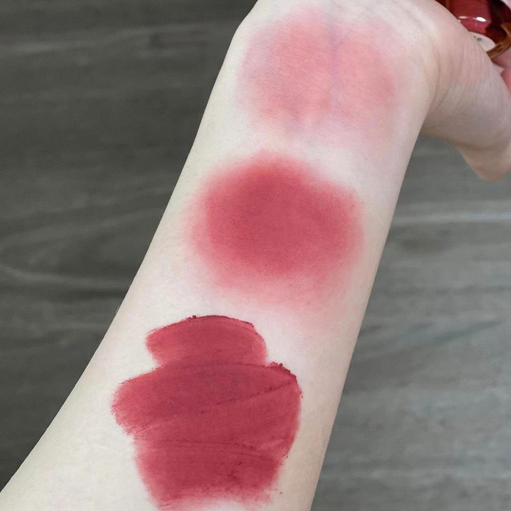 Toot Dodo Lippen-Mud: Leichter Rauchrosa Nude Lippenstift mit milchig-cremiger Textur für einen sanften, hautaufhellenden Stil.