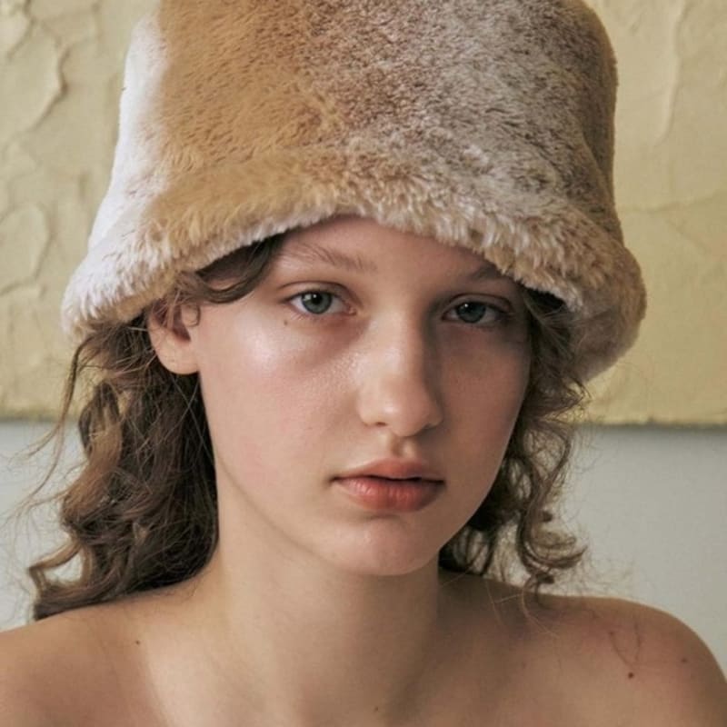 poet me LITTLE FUR MEATEL HAT IN MOCHA POWDERY