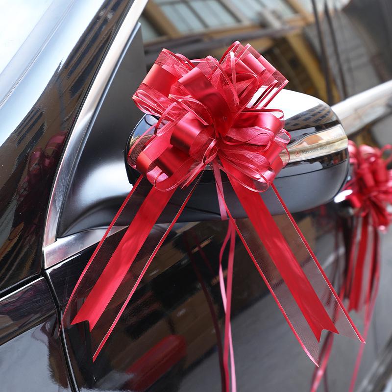 Velká stahovací mašle na schodišťové zábradlí, svatební auto a dekoraci na kolaudaci