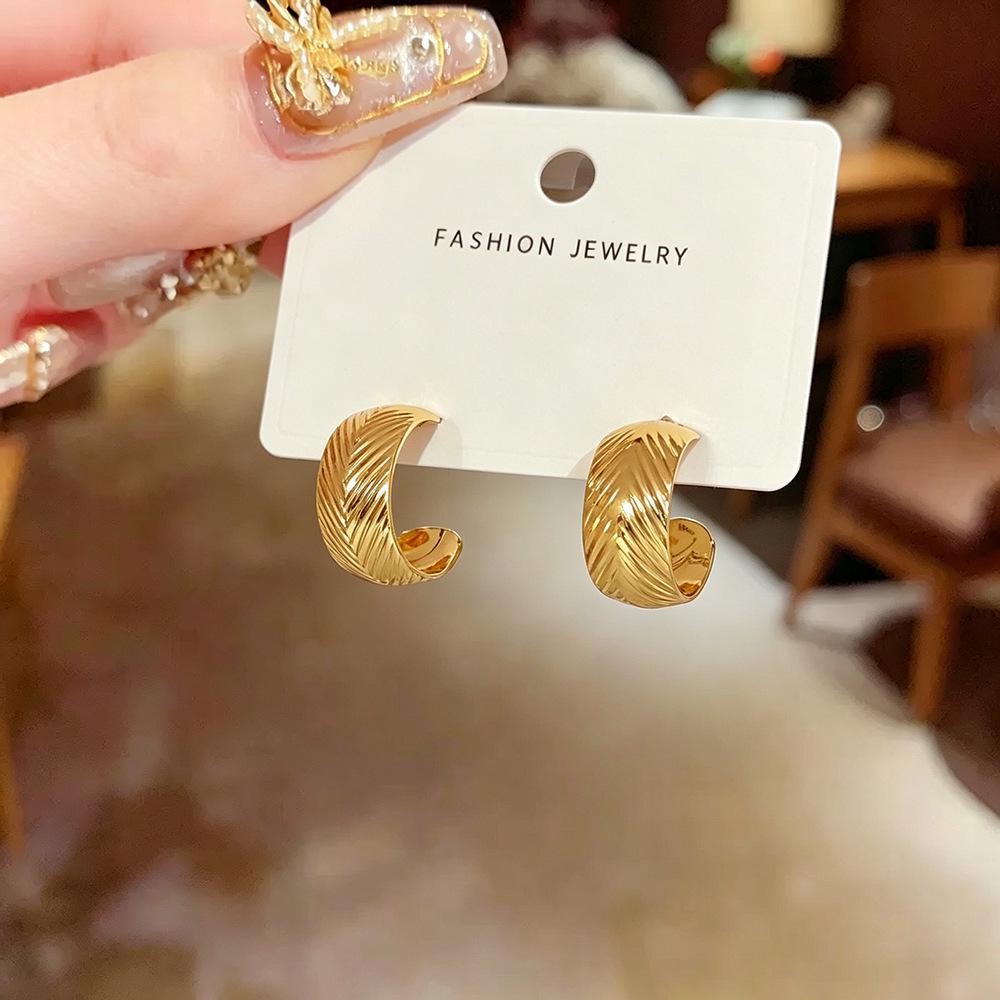 Elegant Irregular Geometric C-Shaped Texture Earrings for Women - Luxurious, Versatile High-End Ear Jewelry