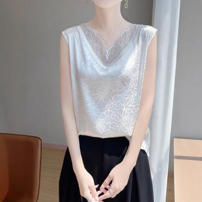 Un Top Gilet Senza Maniche Scollo a V da Donna Da Indossare Come Strato Esterno Sopra un Nuovo Completo Estivo e Come Strato Interno