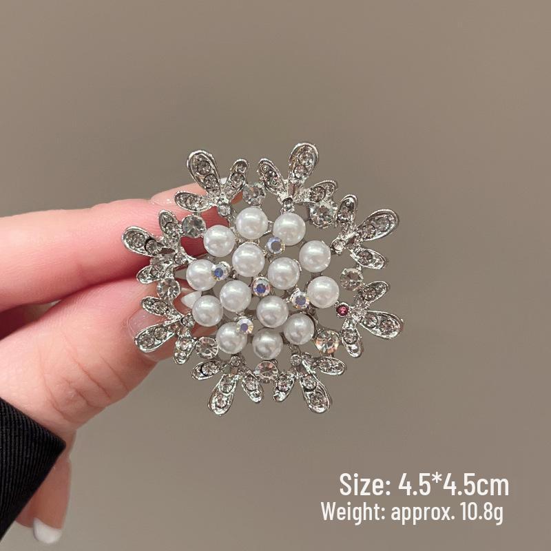 Exquisite Luxus Damen Brosche Anstecknadel Rotes Ahornblatt: High-End Begrüßungsaccessoire