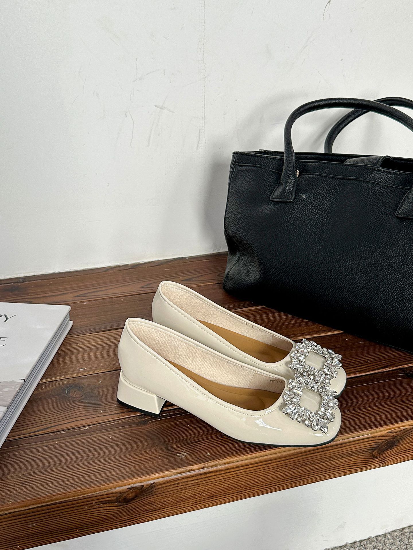 

Rhinestone square buckle square head thick heel single shoes women s 2025 autumn new European and American soft patent leather Mary Jane shoes 40 бежевый