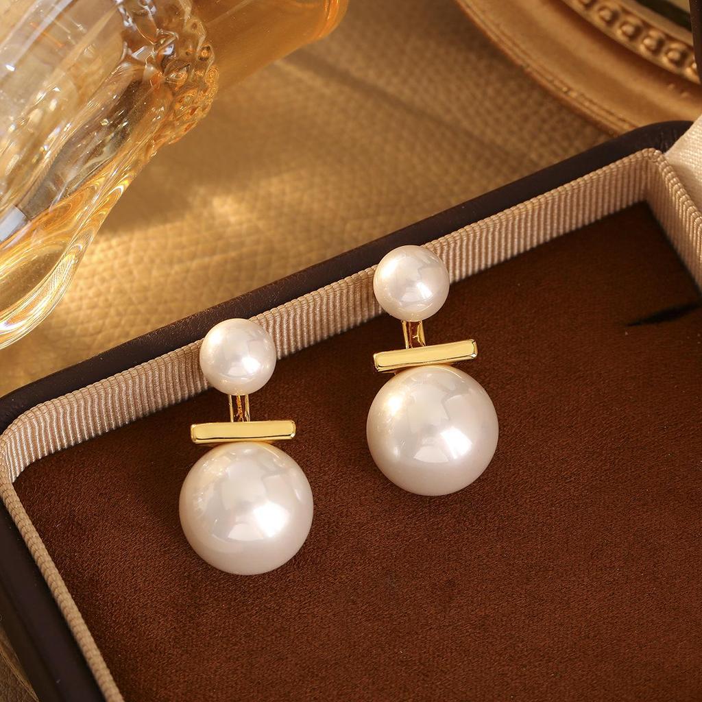 Niche Commuting Versatile Pearl Earrings: Front and Back Fashionable Studs, Copper Plated with Real Gold.