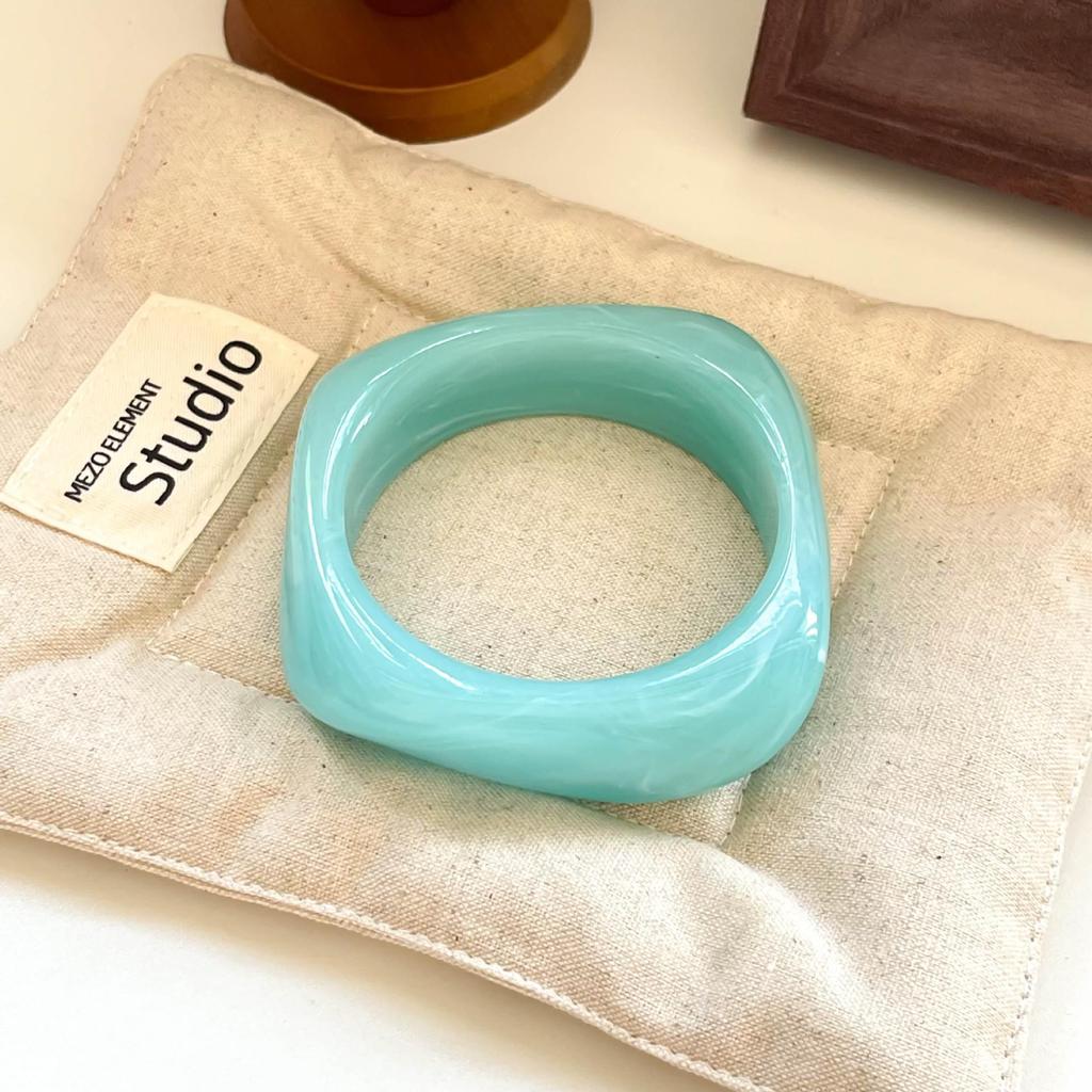 Retro Macaron Color Bangle: Stylish Women's Fashion Bracelet with Unique Niche Design