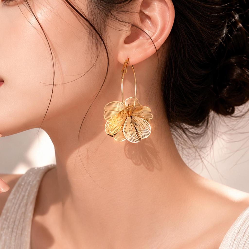 Silberne Strass Quasten Ohrringe: Übertriebenes Blumendesign für einen stilvollen Look.