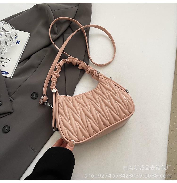 

2025 new fashion high sense niche pleated handbag going out small bag foreign style commuting shoulder messenger bag розовый