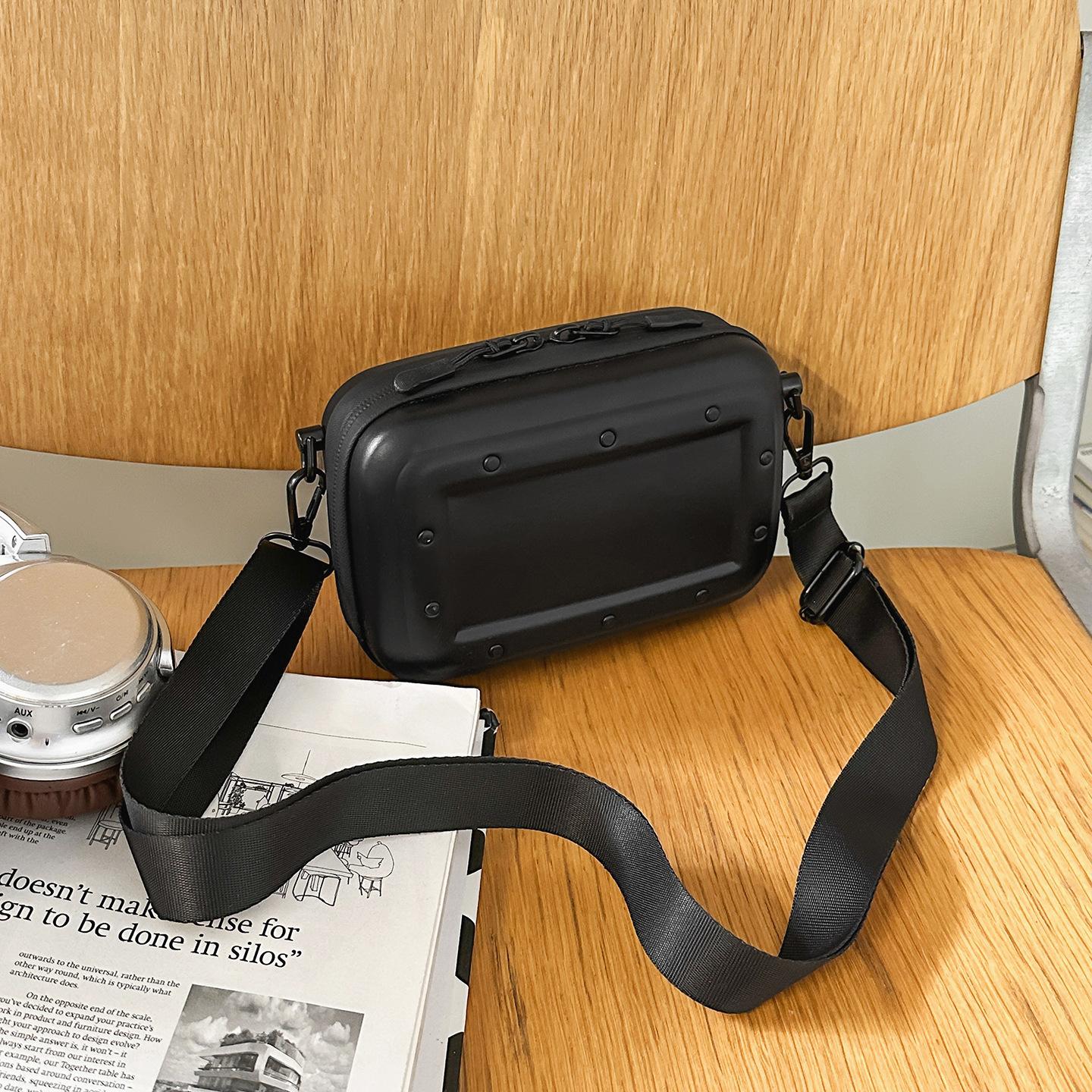 

Trendy brand box bag, boys design sense messenger bag, women s versatile leisure shoulder commuter bag, mobile phone earphone small square bag чорний