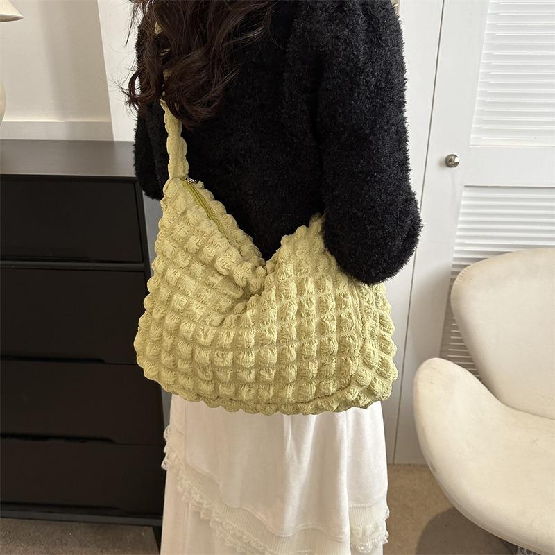 2 Winter fashion shoulder armpit bag handbag trendy fashion simple temperament commuter bag women