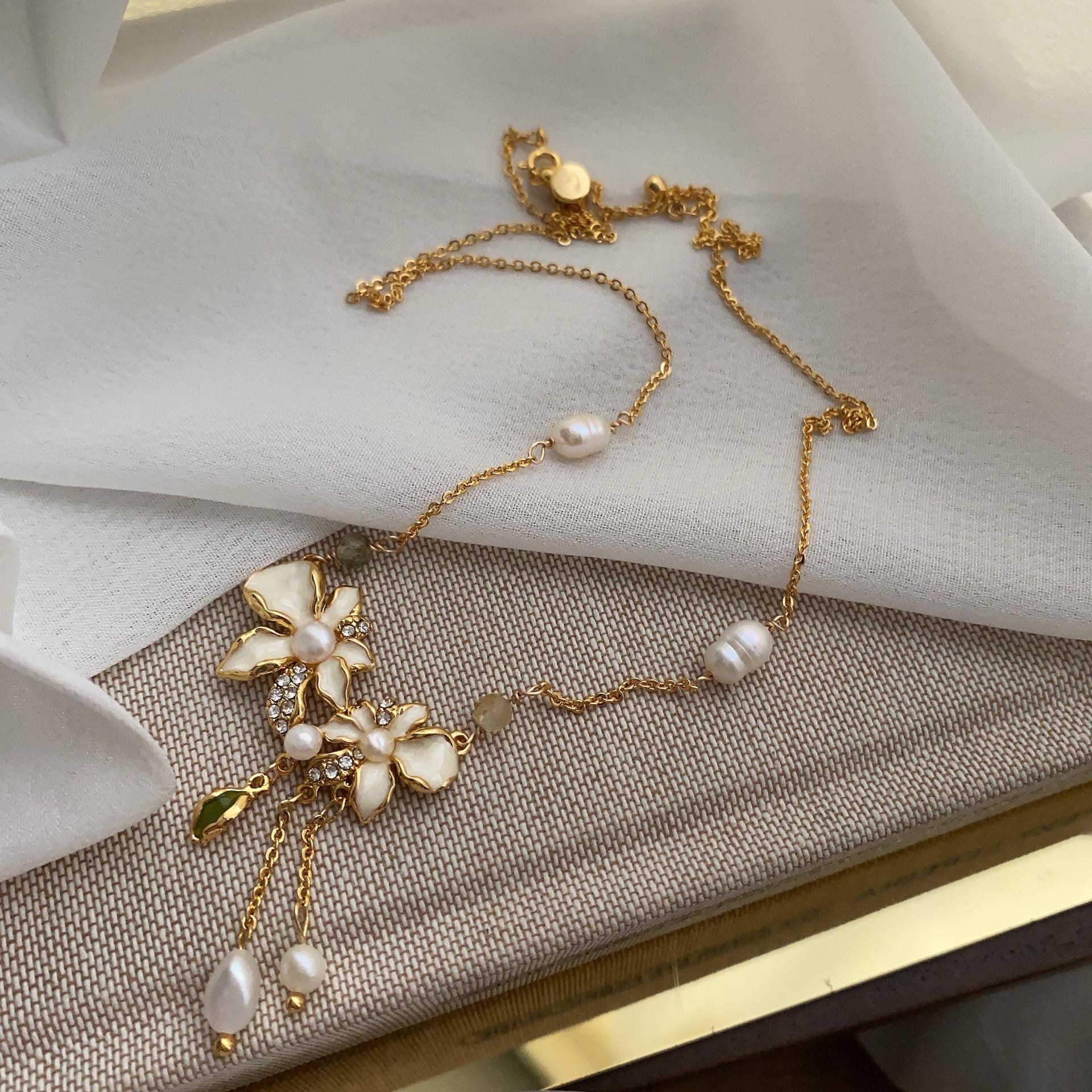 

Дизайн Чувство Бежевый Капельное Масло Инкрустированный Пресноводный Жемчуг Цветок Бахрома Ожерелье Дизайн Чувство Легкая Роскошь Ретро