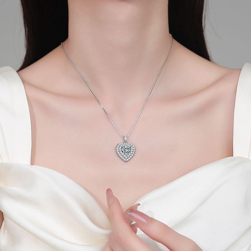 Yin Baichuan S925 Sterling Silver Moissanite Heart Necklace: Elegant, Luxurious, and Versatile Pendant for Women.