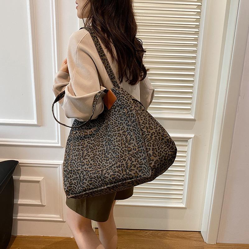 Leopard print large-capacity casual handbag women's new personalized fashion trend commuter shoulder underarm tote bag