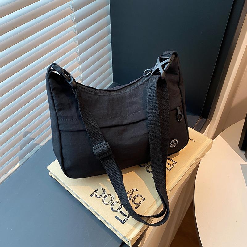 

Daily versatile casual Korean version ins small square bag women s commuting fashion solid color student going out autumn messenger bag чёрный