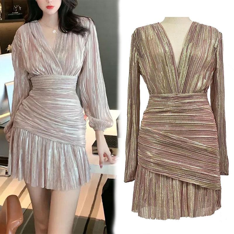 Robe sirène à col en V pour femme 2024 M's French: Soie dorée et argentée, plissée brillante, taille portefeuille, jupe courte.