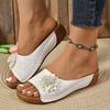 Elegáns női fehér csúsztatható szandál virágos díszítéssel - nyitott orr, könnyen felcsúsztatható kialakítás a kényelmes nyári viseletért, pántos szandál