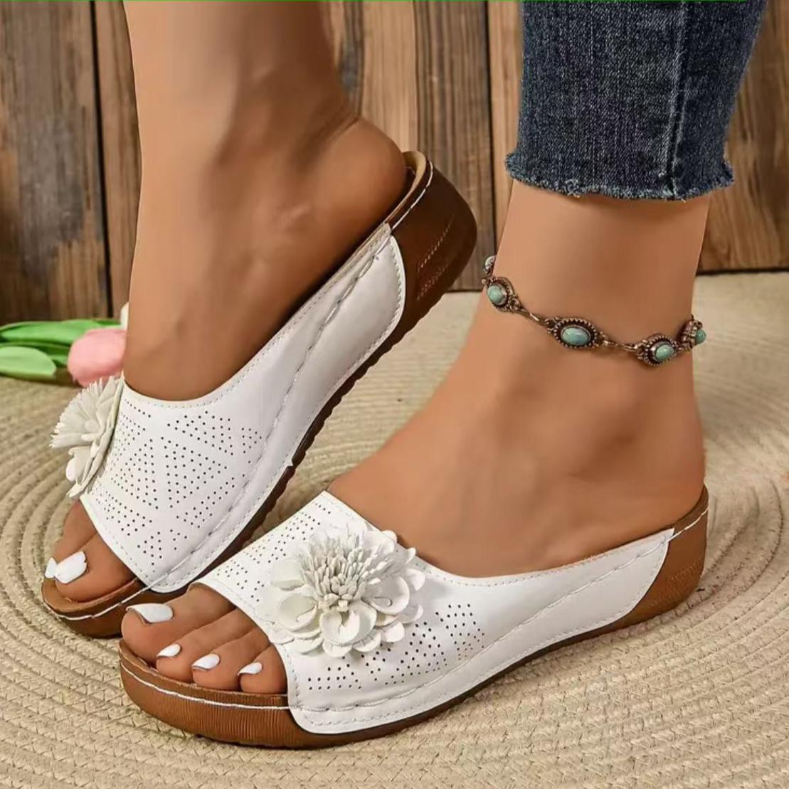 

Элегантные женские белые сандалии-слайды с цветочным акцентом - открытый носок, легко надевать для удобной летней носки, сандалии с ремешками 42 белый