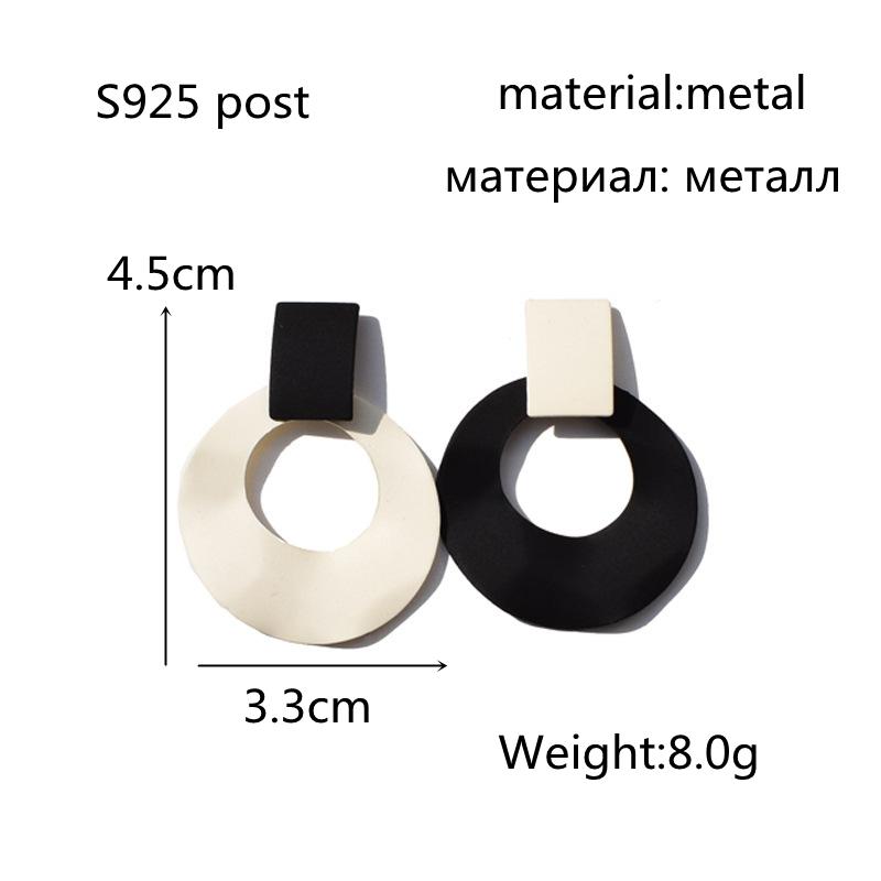 New Fashion Black White Mixed Colors Asymmetric Circle Hanging Earrings Women Hollow Round Pendant Eardrop Simple Zircon