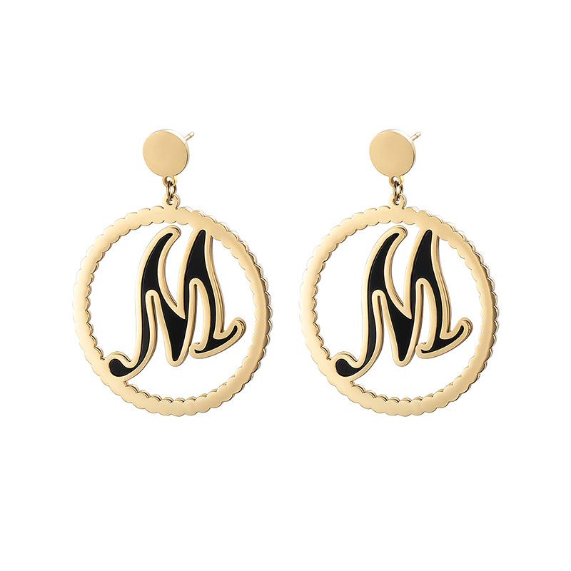 

Простые большие серьги с буквой М. Женские серьги из титановой стали. Такие же геометрические серьги-гвоздики из нержавеющей стали.