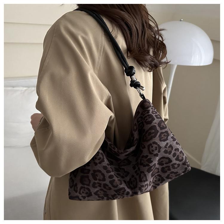 

Underarm work commuter bag women s 2025 new autumn and winter leopard print niche high-end sense large-capacity casual tote bag