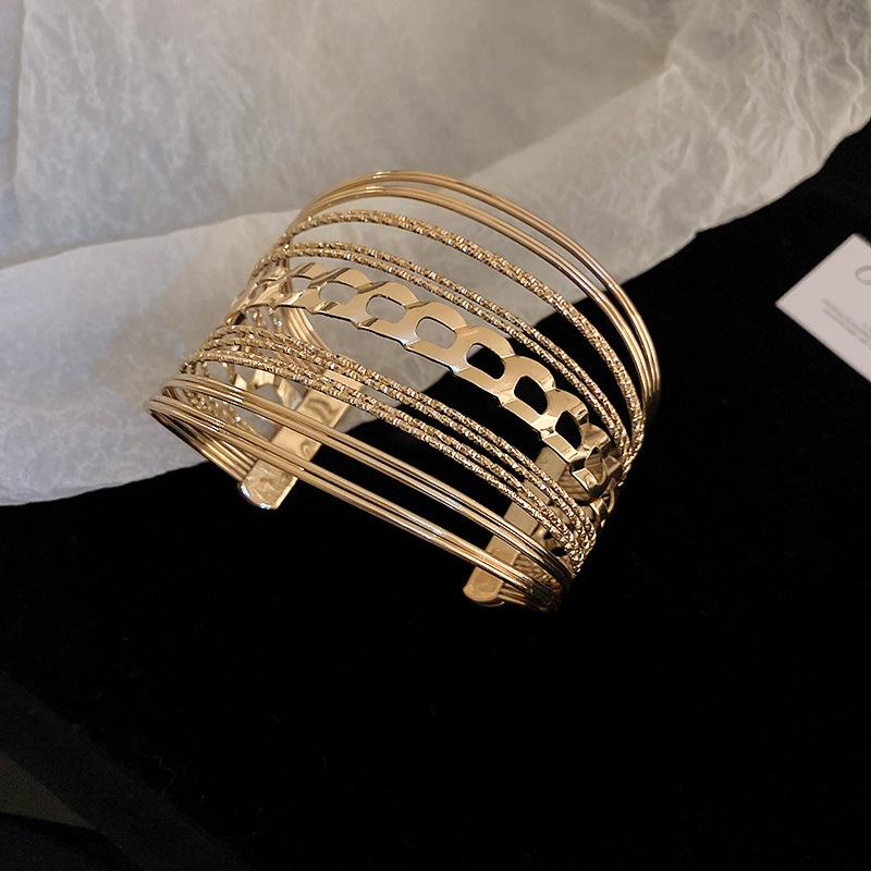 European & American Pleated Metal Bangle: Elegant Cold-Style Bracelet with High-End Luxury Design