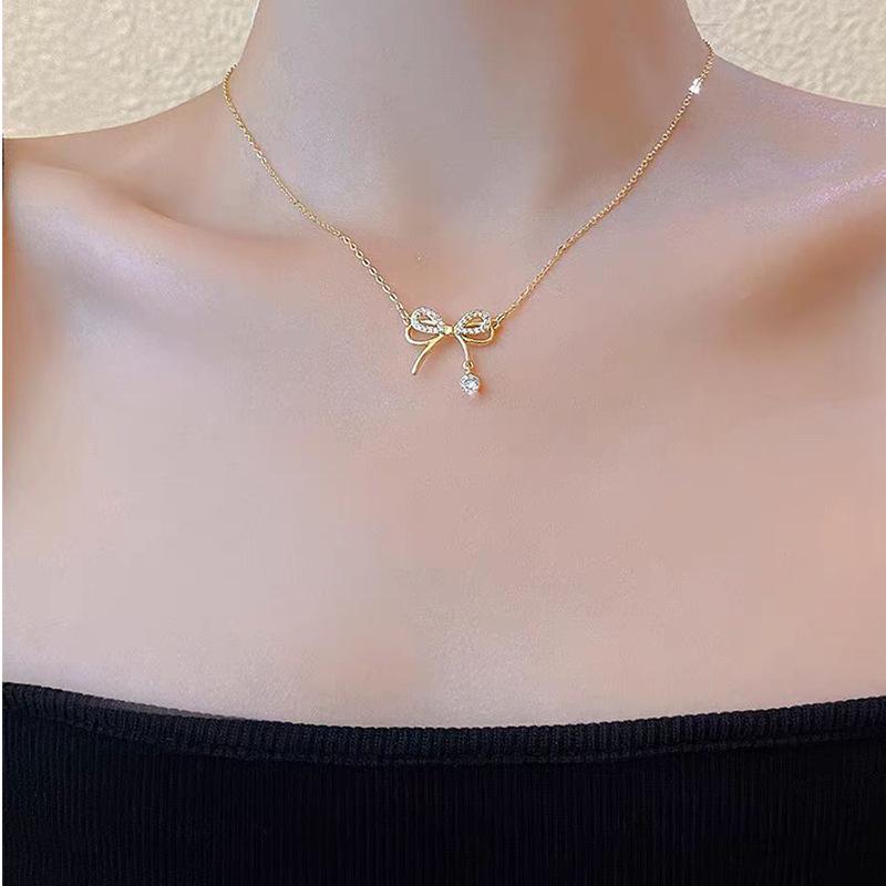 

Fan Family Double-Layer Bow Necklace: Elegant Micro-Paved Full Diamond Design for a Chic, Versatile Look and Celebrity Style.