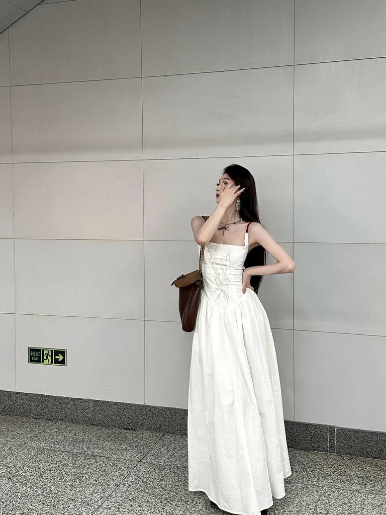 French Suspender Dress Women's Summer Waist and Thin Knee Long Dress Niche Design Sense Floral A-shaped Skirt Tide