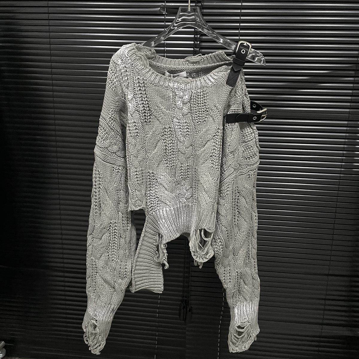 

Женский вязаный свитер с открытыми плечами и поясом