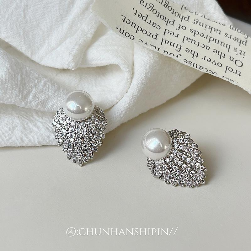 

High-grade light luxury zircon mosquito coil disc ear clips without earholes Temperament Celebrity style pearl earrings Women s niche retro earrings