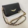 Elegante Bolso Pequeño de Hombro de PU con Alas de Metal y Cierre Magnético para Estilo Callejero