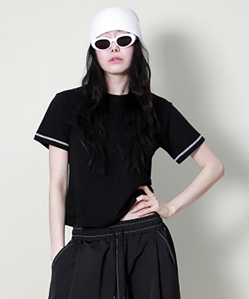 Deumakeu Stitch Contrast Semi-Crop Short Sleeve T-Shirt Black