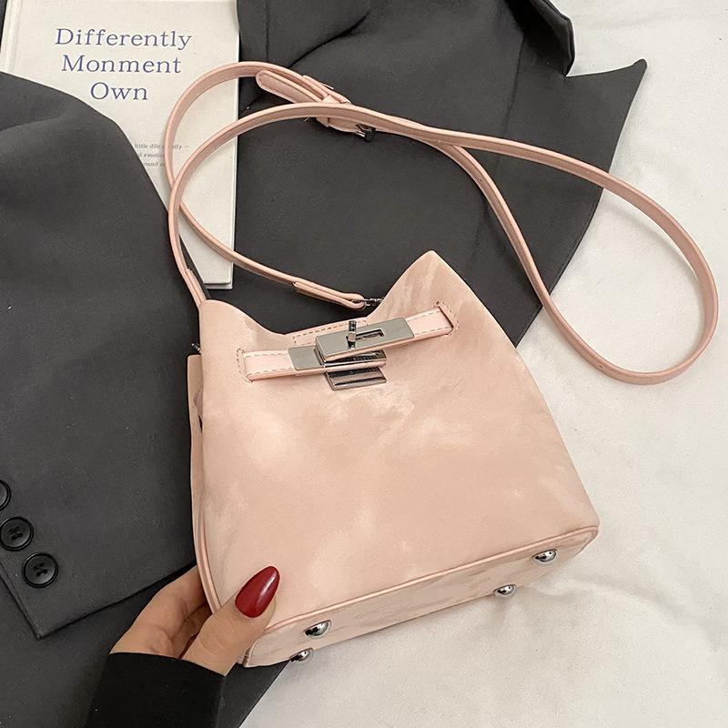 Spring and summer new Korean fashion high-end texture bucket bag niche design fashionable commuter versatile messenger women's bag