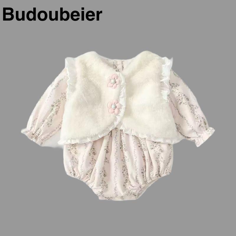 

British Baby Spring and Autumn Outfit for Girls, Stylish Two-Piece Romper Set for Full Month and 100 Days Celebrations, Suitable for Outings White Two Piece Set 59