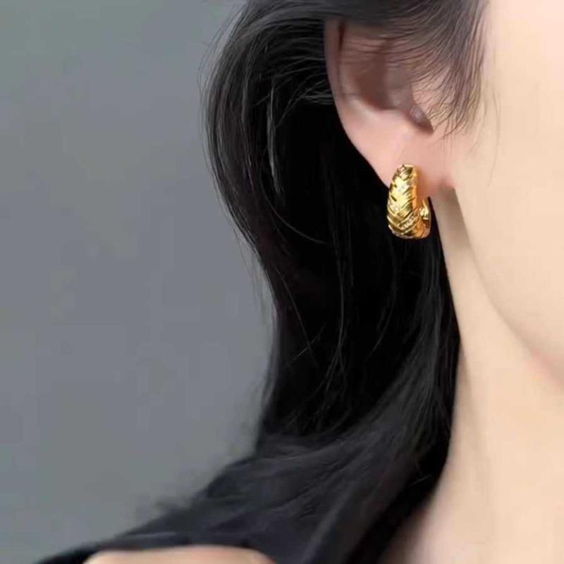 Vintage Wheat-stitch Diamond-encrusted Brushed Ear Pins with An Elegant and Sophisticated Look As An Accessory.