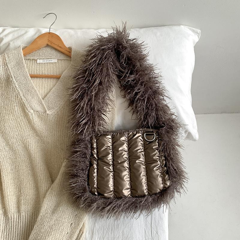 

New Niche Design Underarm Fur Bag for Women s Autumn and Winter Internet Celebrity, Personalized Fashion and Popular Splicing Shoulder Bag темно-коричневого