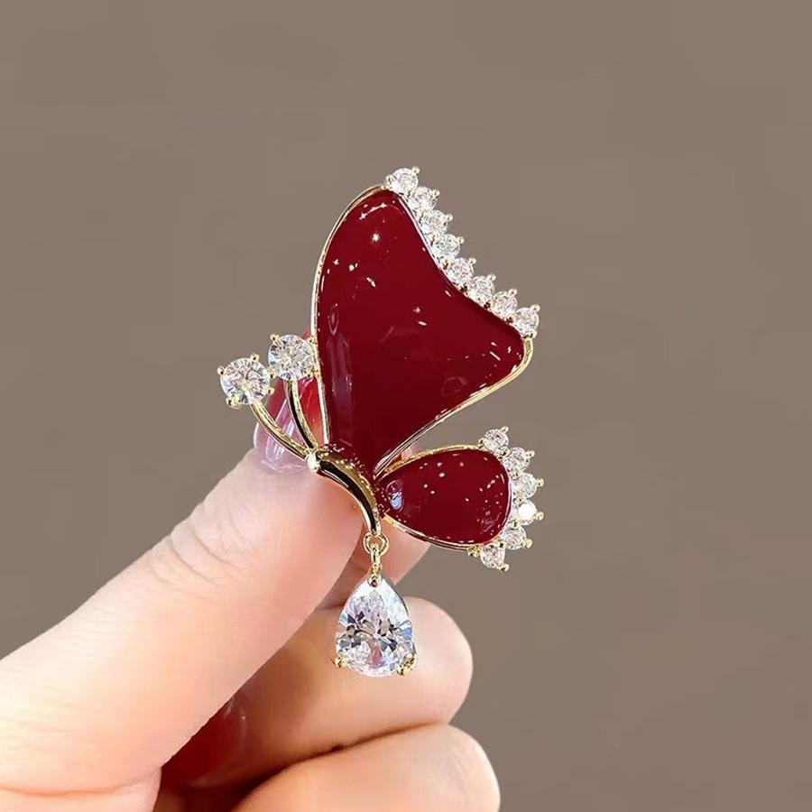 Ruyi Pipa Brooch: Elegant Classic Pearl Pin for Women’s Cheongsam