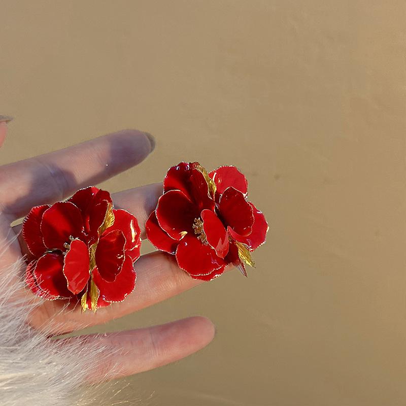 French Baroque Pearl Flower Tassel Earrings: Elegant Silver Needle Studs with a Light Luxury Touch