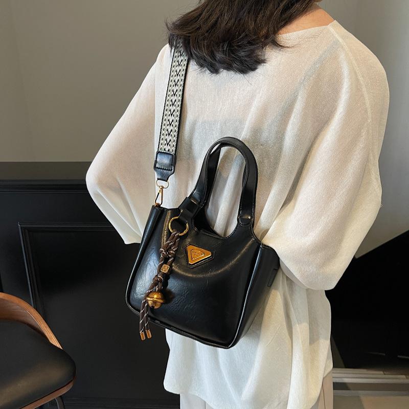 Portable bucket bag, popular shoulder tote bag, autumn and winter fashion versatile messenger bag, trendy versatile portable women's bag