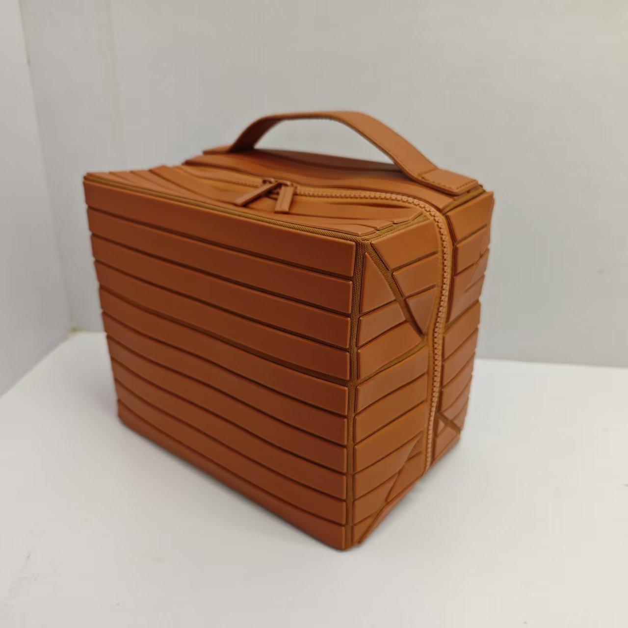 

European-Style Simple And Practical Large-Capacity Beautiful Storage Bag Travel Commuter Striped Three-Dimensional Cosmetic Bag Portable коричневый