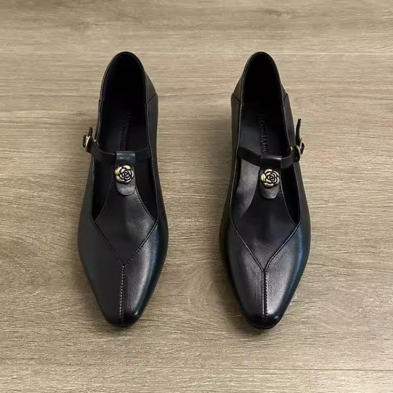 Vielseitige einwortige Schnalle hohle einzelne Schuhe Damen Frühling neu retro Kamelie dicker Absatz Pendler Mary Jane Schuhe
