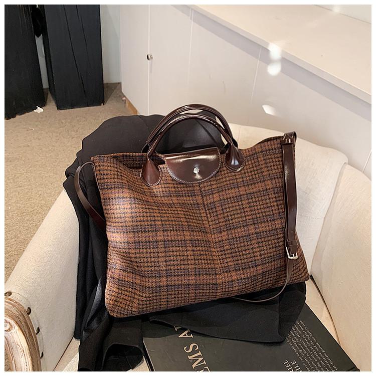 IELGY Woolen Bag Large Capacity Autumn Winter All-Match Plaid One-Shoulder Portable Commuter Tote Bag