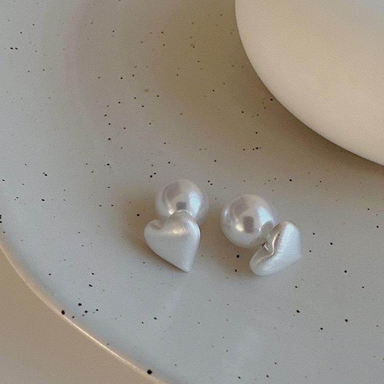 Niche light luxury handmade brushed love pearl stud earrings female, silver needles two wearing retro versatile earrings earrings