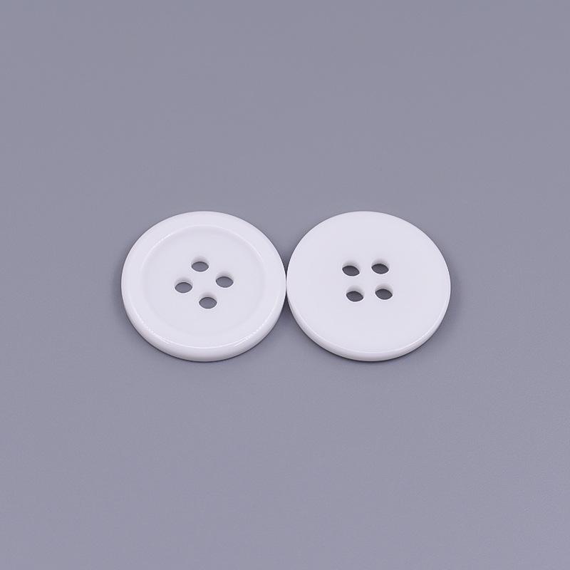 Czarno-białe guziki żywiczne do mundurów: Wszechstronny do odzieży roboczej i kurtek szefa kuchni