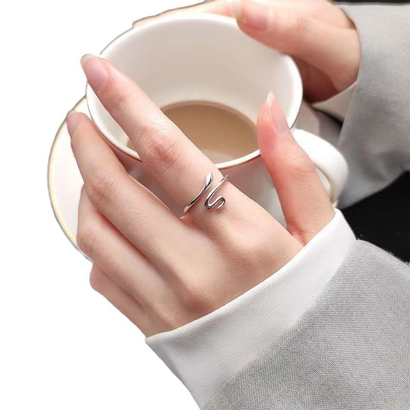 Verstellbarer Silberner Schlangenring - Minimalistischer Stil für Frauen