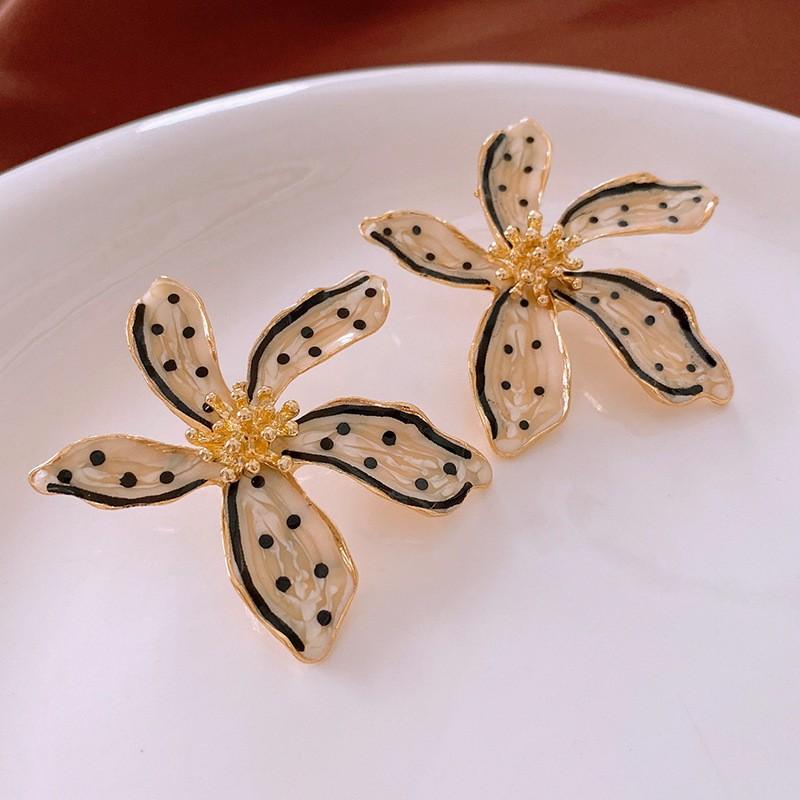 Medieval Silver Needle with Diamonds, Dripping Oil, Flower Pearl Earrings, Temperament, Court Style Stud Earrings, Light Luxury and High-end Earrings.