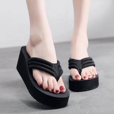 Spring and Summer Footwear Flip-flops Slip-proof and Odor-resistant Women's Shoes with Thick-soled Sandals and Slippers Worn By The Sea.