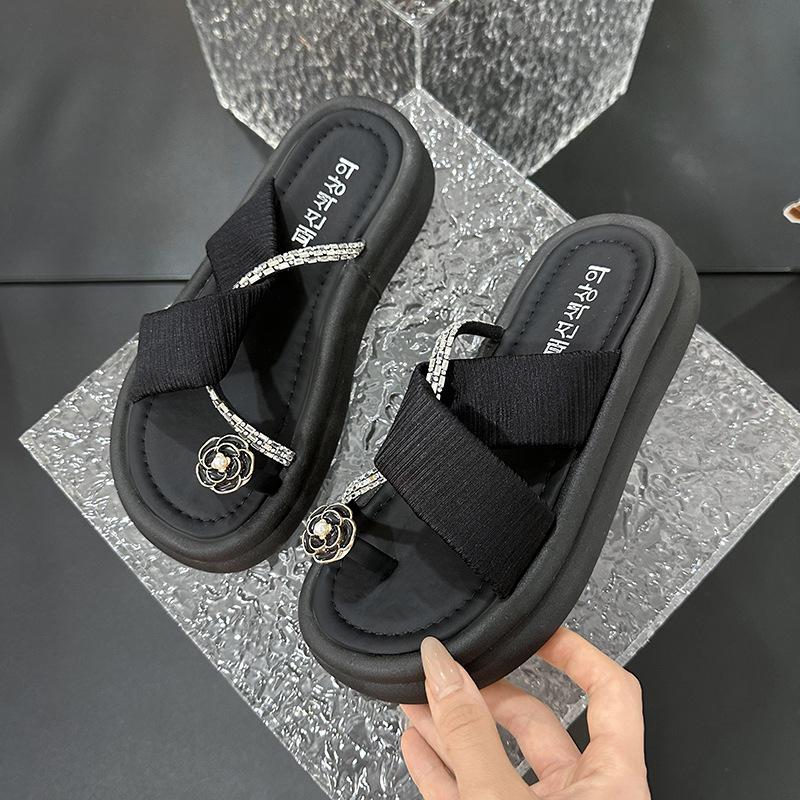 

Женские шлепанцы на толстой подошве премиум-класса, лето 2025, новинка, нишевые шлепанцы с закрытым носком, с металлической цветочной отделкой, модные 35 чёрный